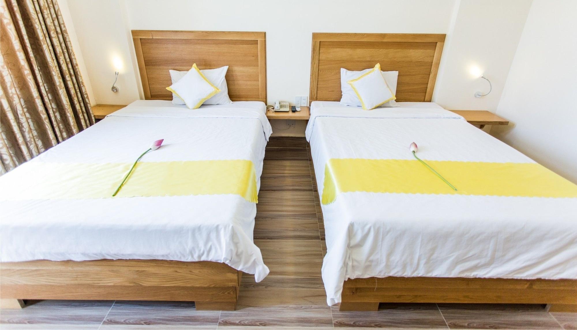 Hoang Yen Hotel 2 Куинён Экстерьер фото