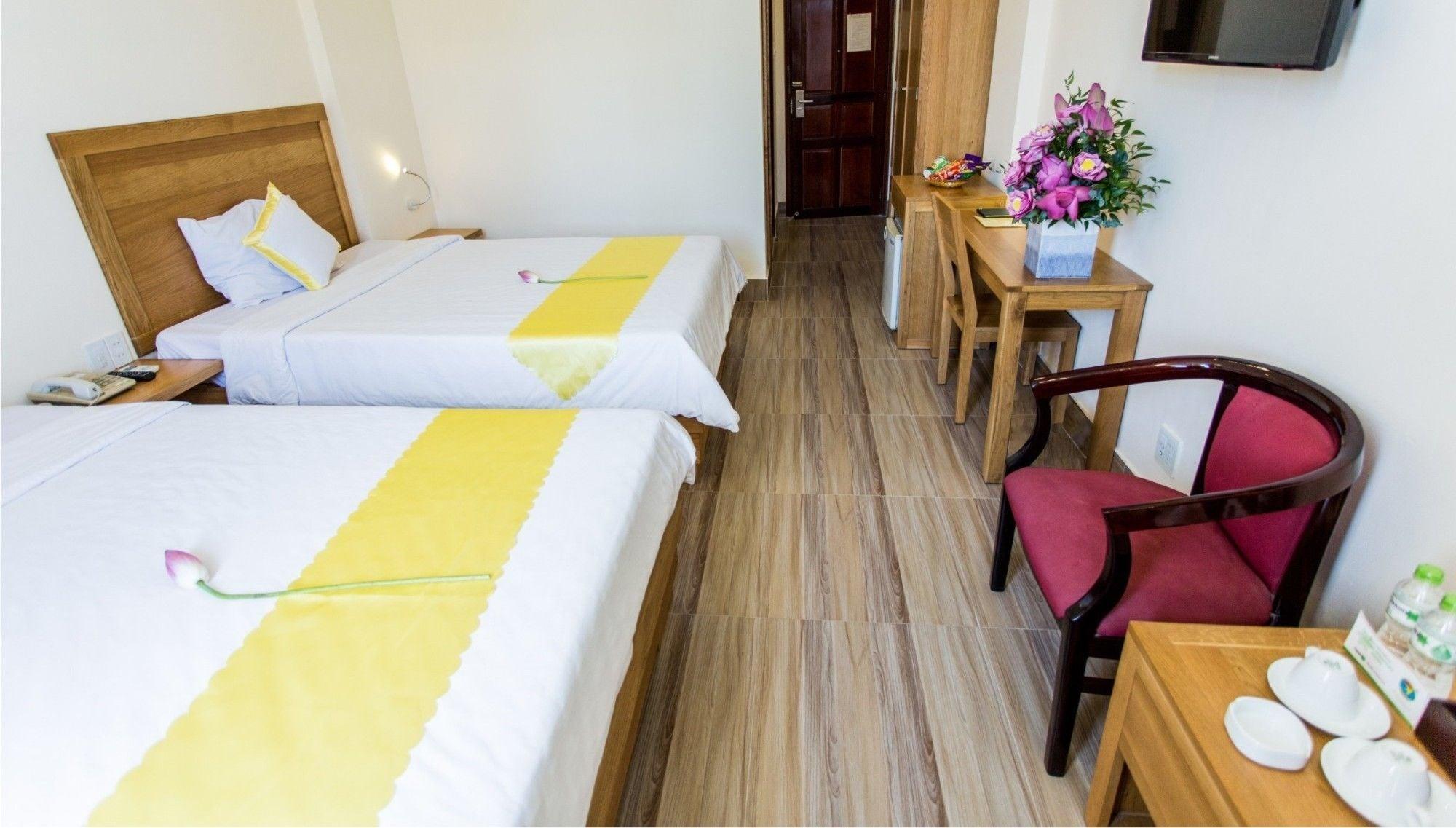 Hoang Yen Hotel 2 Куинён Экстерьер фото