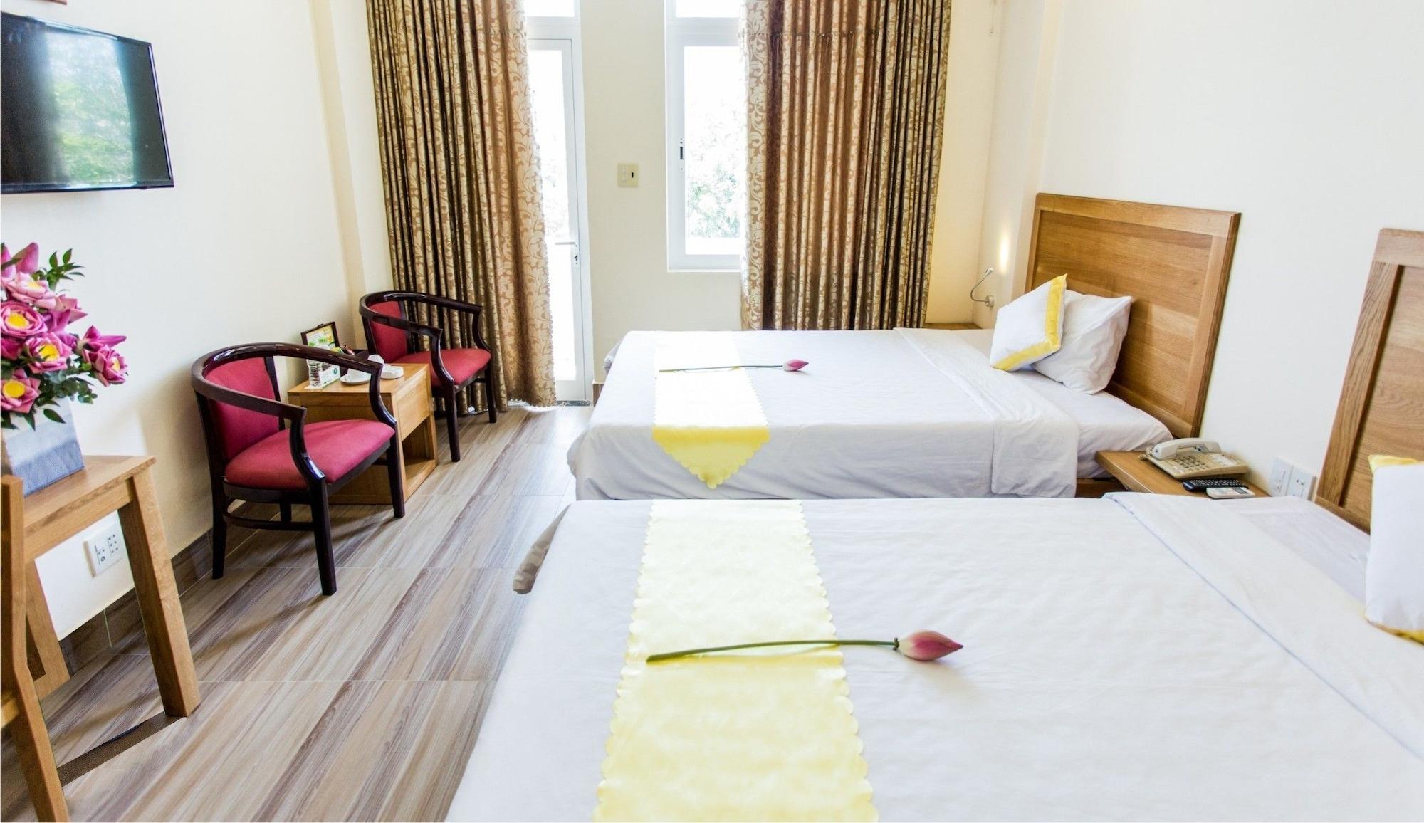 Hoang Yen Hotel 2 Куинён Экстерьер фото