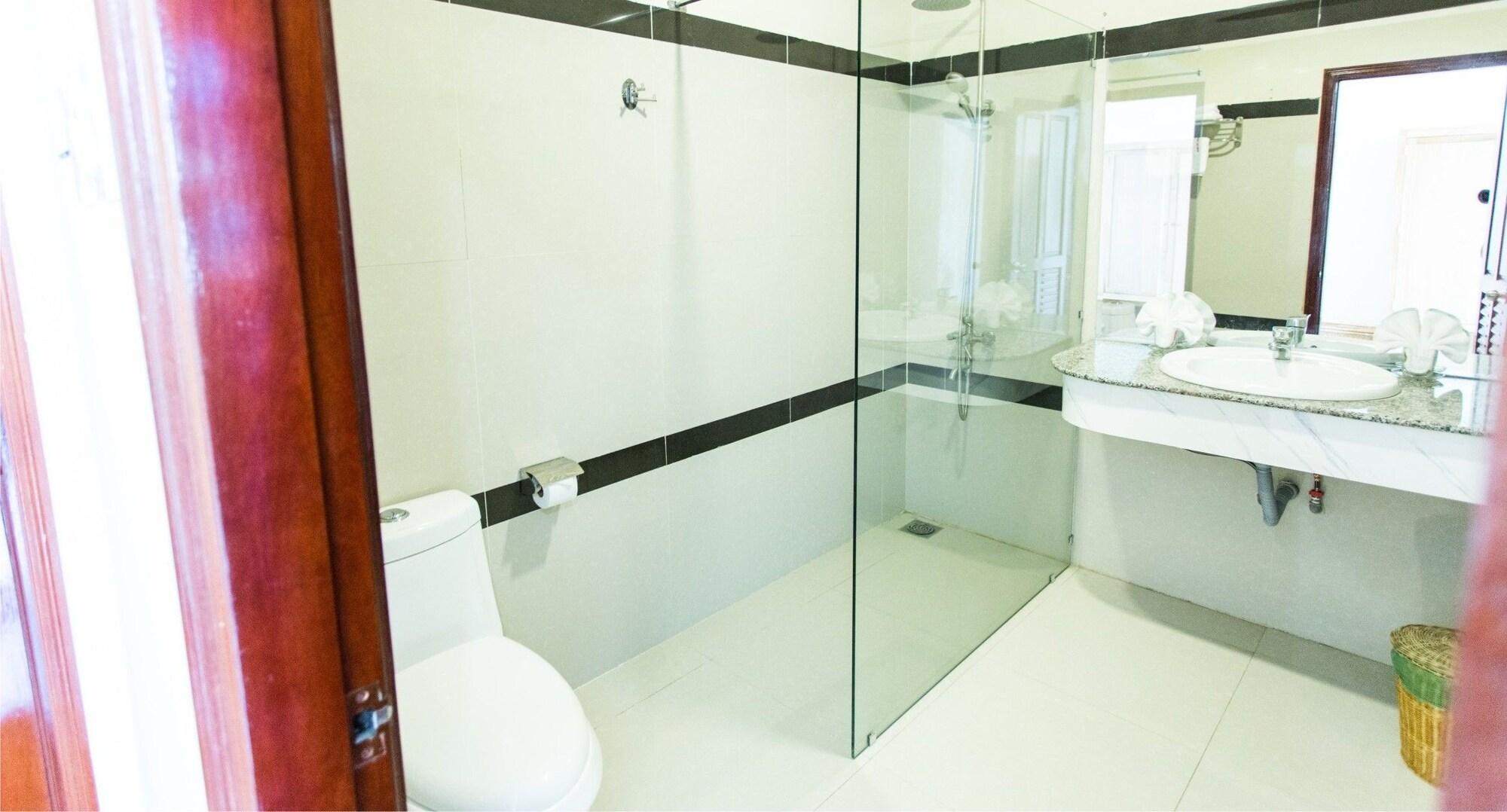 Hoang Yen Hotel 2 Куинён Экстерьер фото