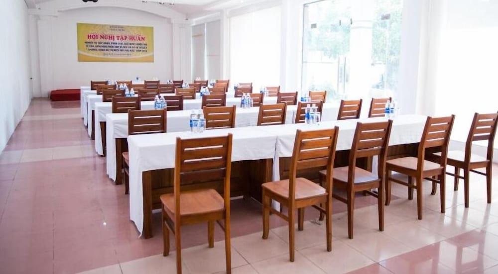 Hoang Yen Hotel 2 Куинён Экстерьер фото
