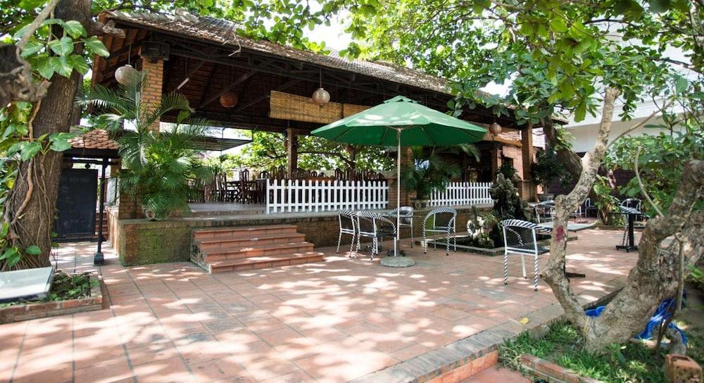 Hoang Yen Hotel 2 Куинён Экстерьер фото